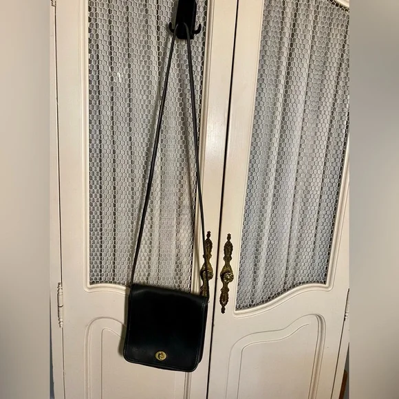 Vintage Coach Black Leather Turn Key Crossbody Bag - Picture 2 of 7